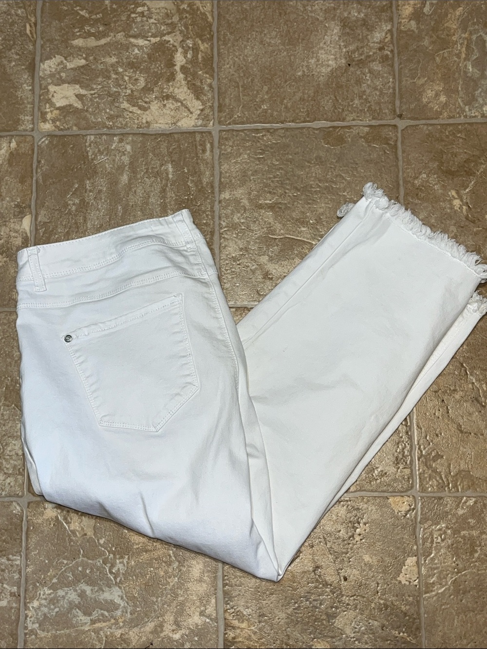 C Est. 1946 Women's White Cropped Jeans with Frayed Hem